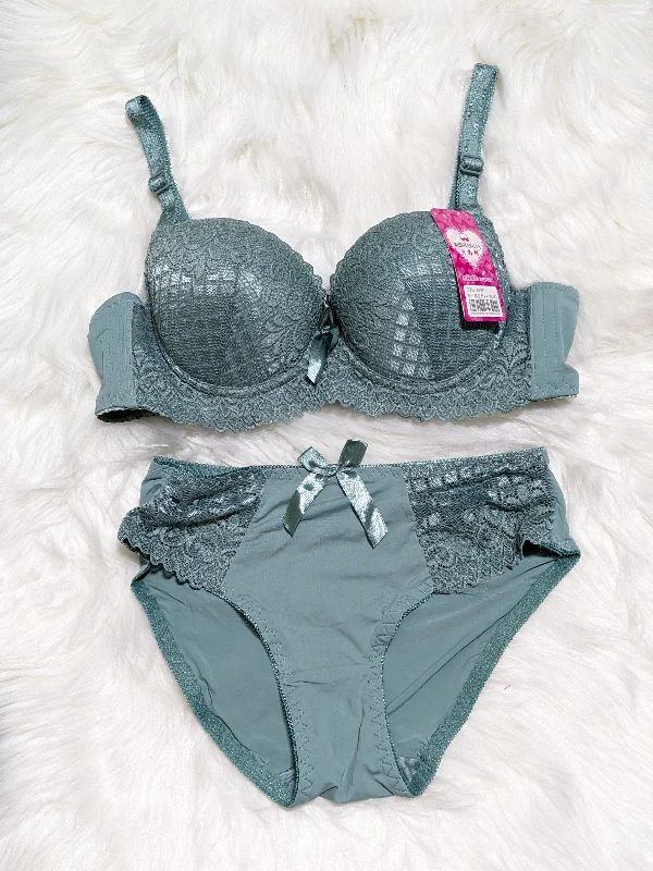 Single Padded Bra Set With Boxy Design