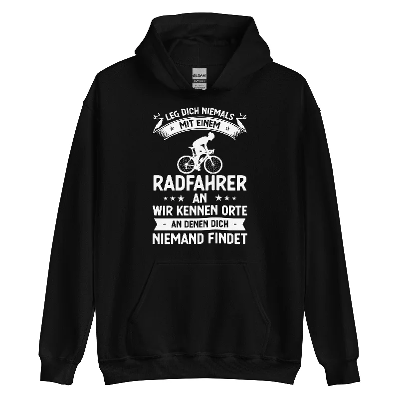 Leg Dich Niemals Mit Einem Radfahrer An Wir Kennen Orte An Denen Dich Niemand Findet - Unisex Hoodie