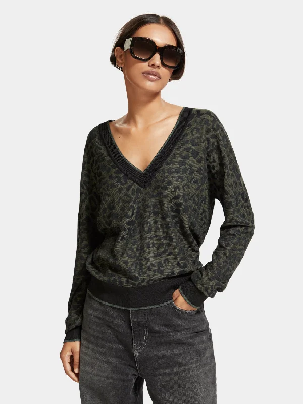 Animal jacquard v-neck pullover